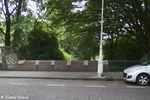 Brugleuning sluit links aan op het hek van gemaal nr.021 en rechts op een houten hek.
<br/>
Corrie Groen- Pickhard, 2015-06-18